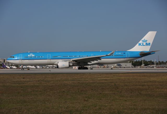 Airbus A330-300 (PH-AKB)