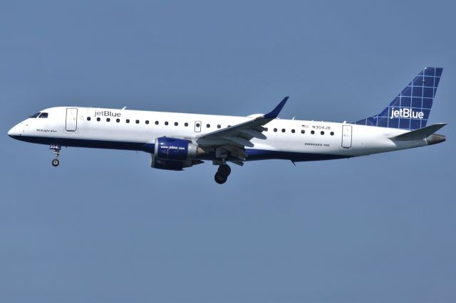 Embraer ERJ-190 (N304JB)