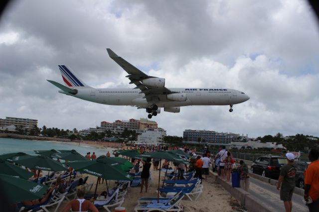 Airbus A340-300 (F-GLZU) - Air France Airbus A340-313X F-GLZU landing at Princess Juliana International Airport