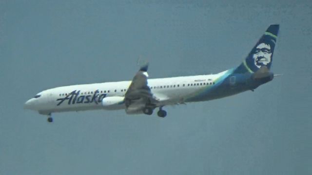 Boeing 737-900 (N265AK) - Caught on short final for Runway 24R.