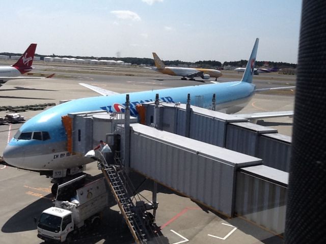 Boeing 777-200 (HL7733) - Sky club waiting on next flight