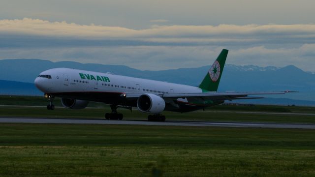 Boeing 777-200 —