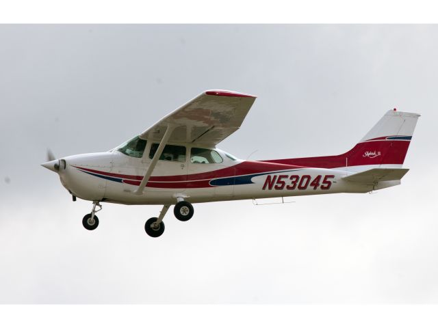 Cessna Skyhawk (N53045) - Take off RW32.