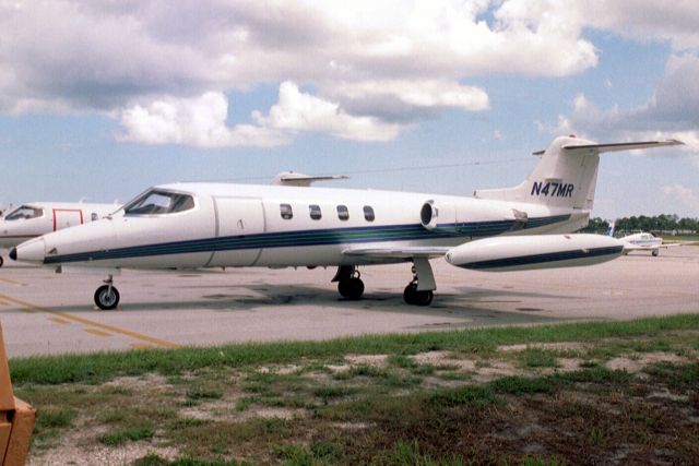 Learjet 25 (N47MR) - Seen here on 28-Sep-03.  Exported to India 8-Jul-09 for use as an instructional airframe.