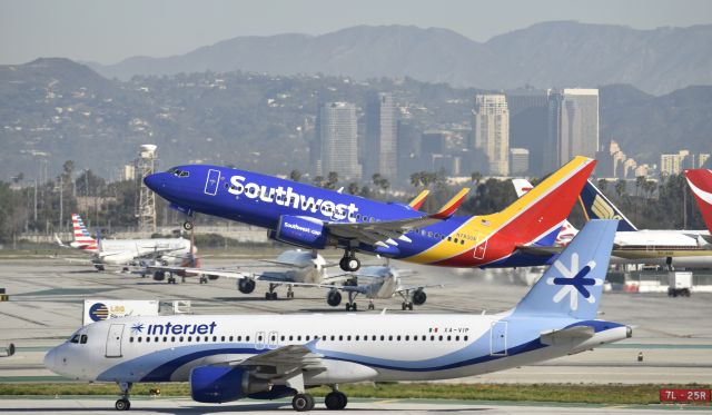Boeing 737-700 (N7830A) - Departing LAX on 25R