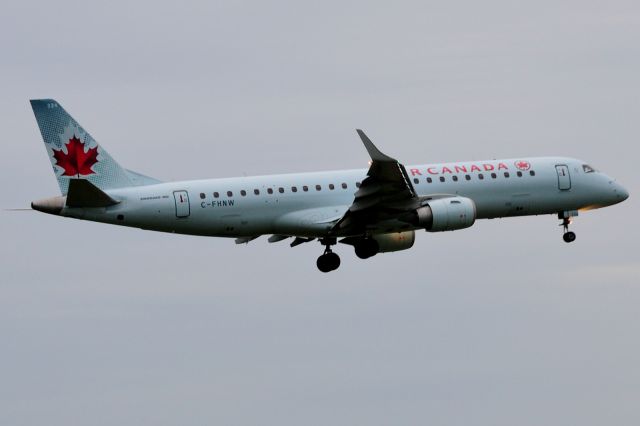 Embraer ERJ-190 (C-FHNW)