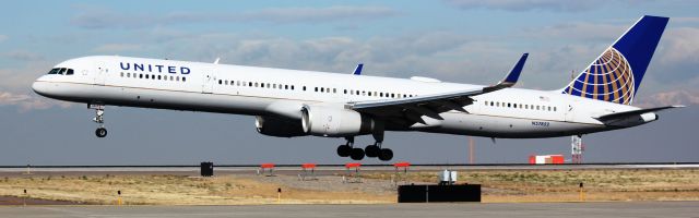 BOEING 757-300 (N57852) - Landing on 16L.