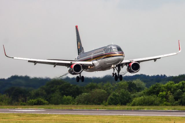 Airbus A320 (JY-AZC) - Royal Jordanian have recently started flying to MAN 3x/week with a mix of A320 and A319.  RJA115 arriving from AMM. 