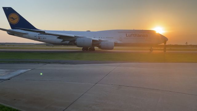 BOEING 747-8 (D-ABYK) - Taxing to runway 19C