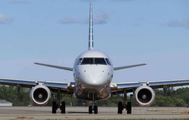 Embraer 175 (N240NN) - ******SELECT FULL FOR HD******br /br /br /br /br /br /Envoy E175 on taxiway C!br /br /br /br /br /br /br /******SELECT FULL FOR HD******