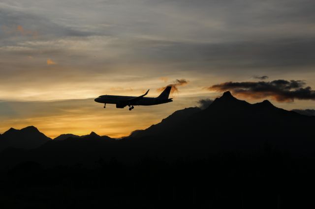 Airbus A320 — - Aproximación final al atardecer.