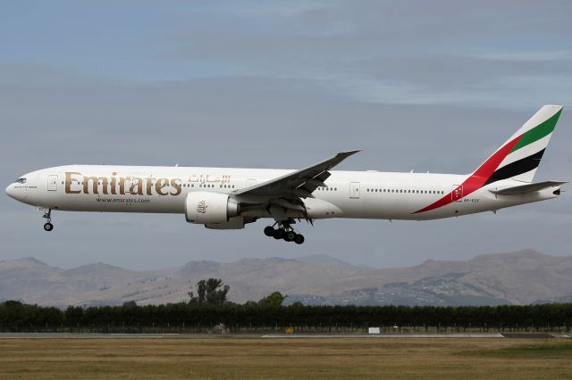 Boeing 777-200 (A6-ECF)