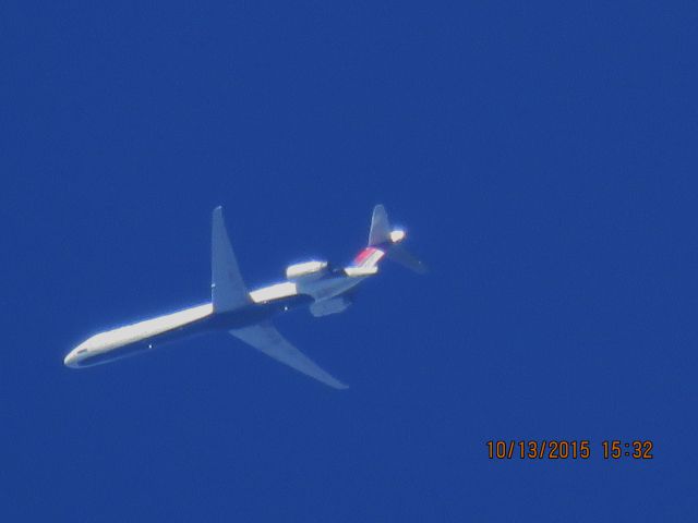 McDonnell Douglas MD-90 (N954DN)