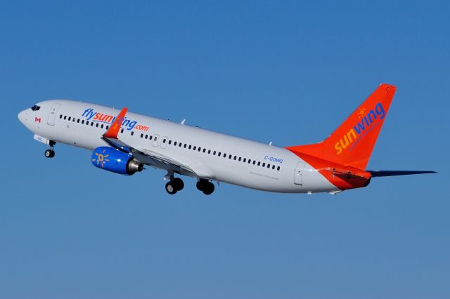 Boeing 737-800 (C-GOWG)