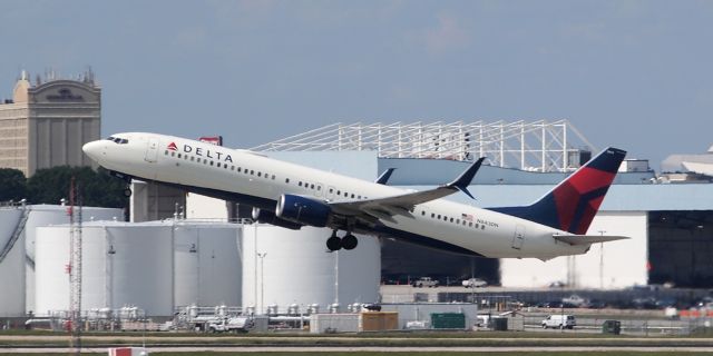 Boeing 737-900 (N834DN) - Departing 26L.