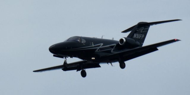 Cessna Citation Mustang (N91FP) - On short final is this 2008 Cessna 510 Citation Mustang in the Spring of 2023.