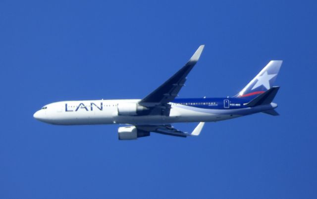 BOEING 767-300 (CC-BDC) - Minutes away from landing April 2018.
