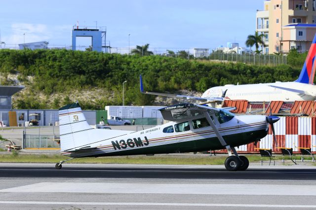 Cessna Skywagon (N36MJ) - N36MJ landing at St Maarten