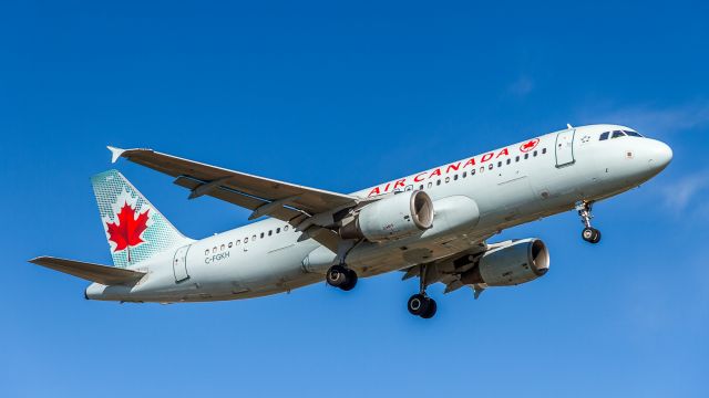 Airbus A320 (C-FGKH) - ACA703 returns to YYZ from LaGuardia