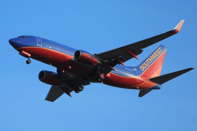 Boeing 737-700 (N260WN) - Check out the Captain looking out his side window. Picture taken while plane was about 3 mile final for Nashville.