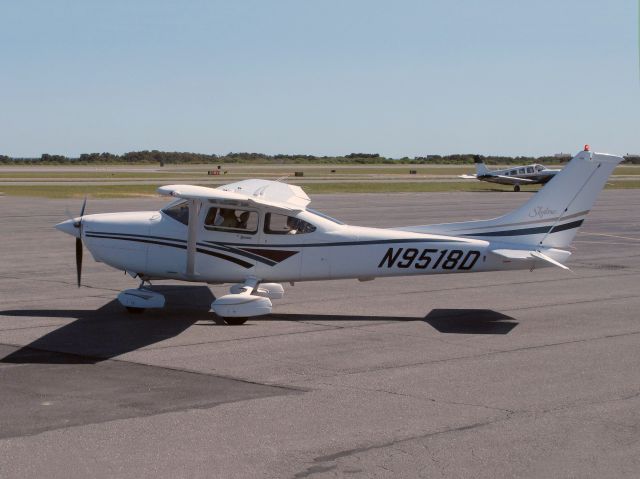 Cessna Skylane (N9518D) - Taxi out for departure runway 06.