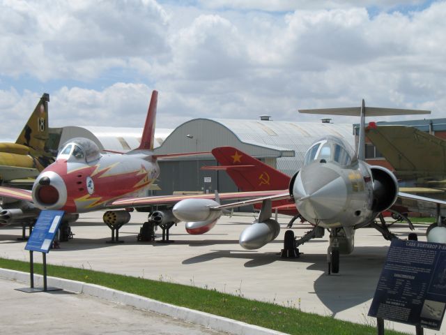 — — - North American F-86 Sabre and Lockheed F-104 Starfighter