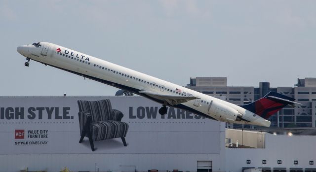 McDonnell Douglas MD-90 (N910DN)