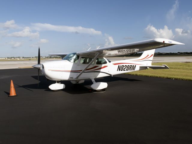 Cessna Skyhawk (N828RM) - 18 JUL 2016 at the Orion FBO.