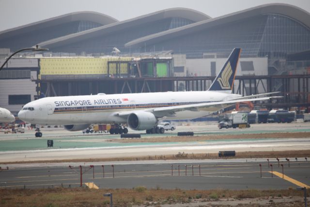BOEING 777-300ER (9V-SWS)