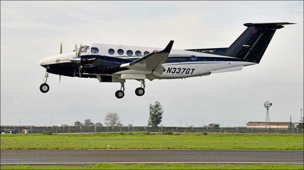 Beechcraft Super King Air 350 (N337GT) - WINGSPAN 7 landing at KMCE