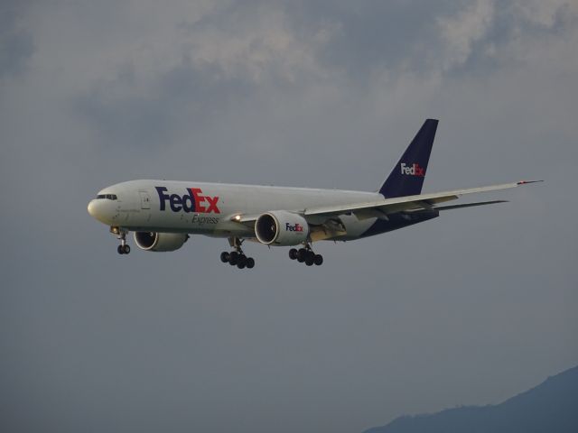 BOEING 777-200LR (N855FD)