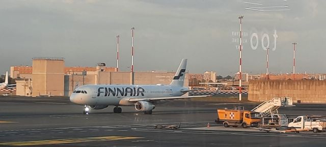 Airbus A321 (OH-LZS) - Departing to Helsinki (2236 km)