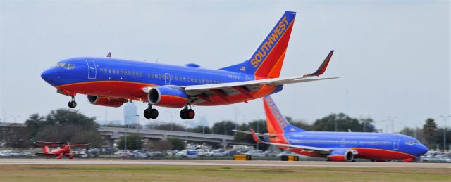 Boeing 737-700 (N7737E)