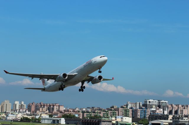 Airbus A330-300 (B-HLB) - Cathay Dragons A330-300