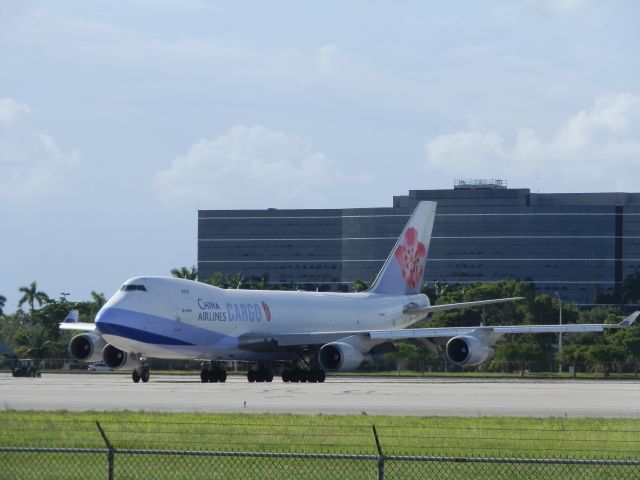 Boeing 747-400 (B-18707)