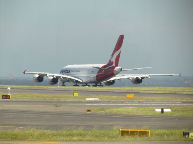 — — - VH.VUG 737-800 LEAVING  YSSY