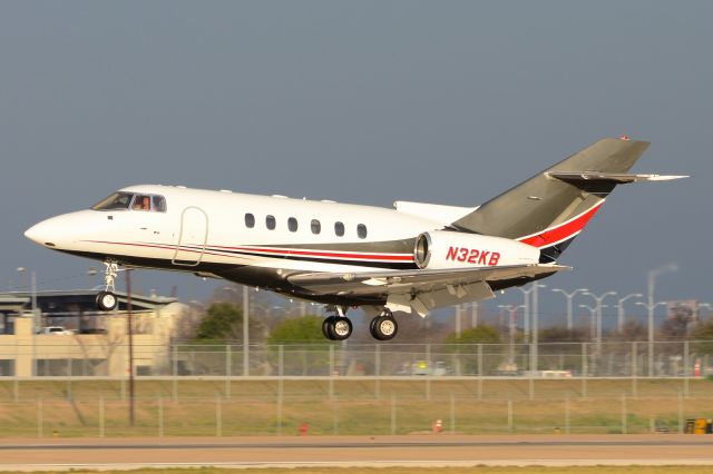 Hawker 800 (N32KB)