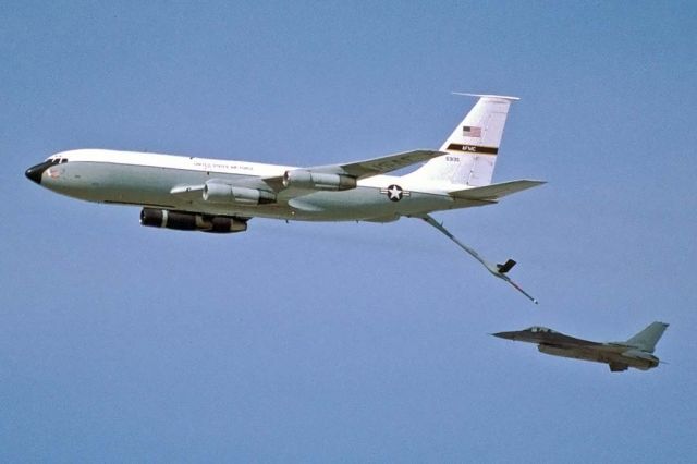 Boeing C-135B Stratolifter (55-3135) - Boeing NKC-135E Stratotanker 55-3135 and General Dynamics F-16C Fighting Falcon 005 of the 412th TW at Edwards Air Force Base on October 25, 2003. 