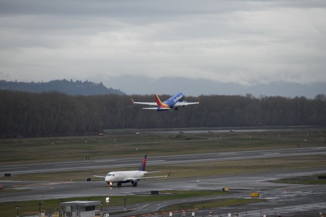 Boeing 737-700 (N7843A) - SWA 737-7 taking off from runway 10L heading East Delta taxing to gate via "ADAM" to gate heading west. 