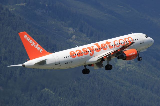 Airbus A320 (G-EZUR)