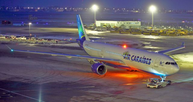 Airbus A330-300 (F-OONE) - Pushback Terminal 4. Snow in ORY.