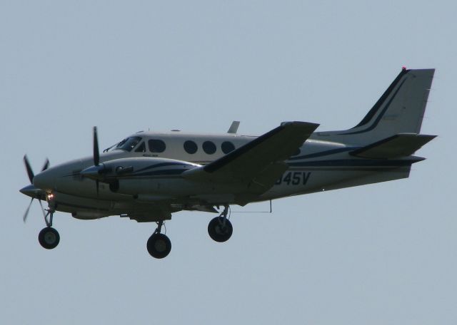 Beechcraft King Air 90 (N345V) - Landing on runway 32 at the Shreveport Regional airport.