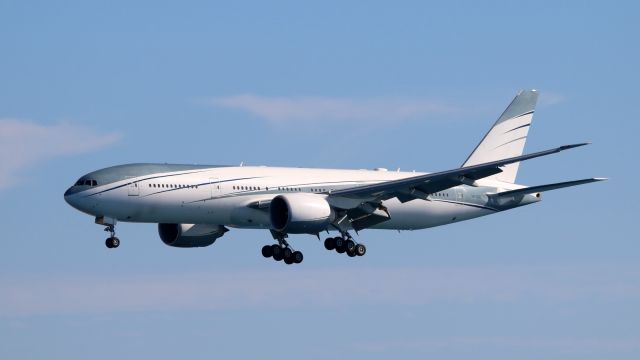 BOEING 777-200LR (VP-CAL)