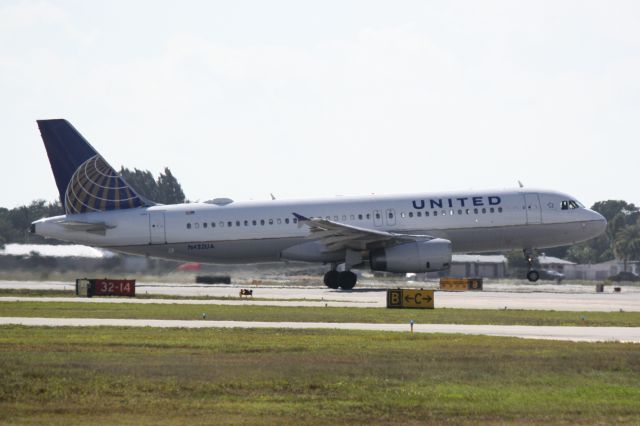 Airbus A320 (N432UA) - United Flight 623 (N432UA) departs Sarasota-Bradenton International Airport enroute to Chicago-OHare International Airport