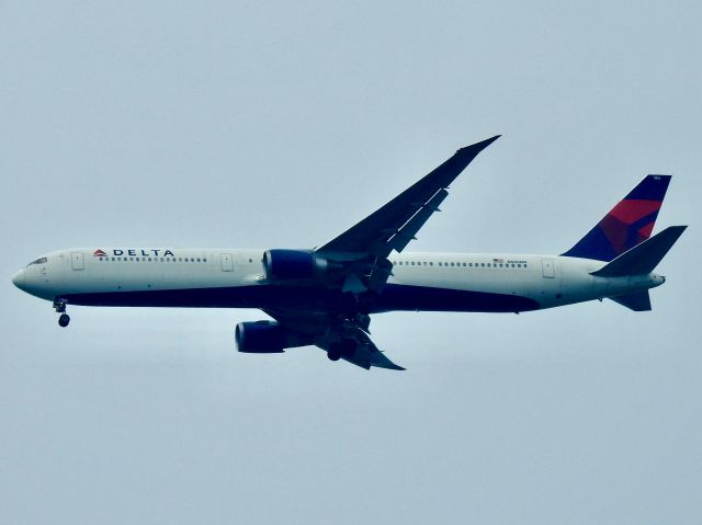 BOEING 767-400 (N840MH)