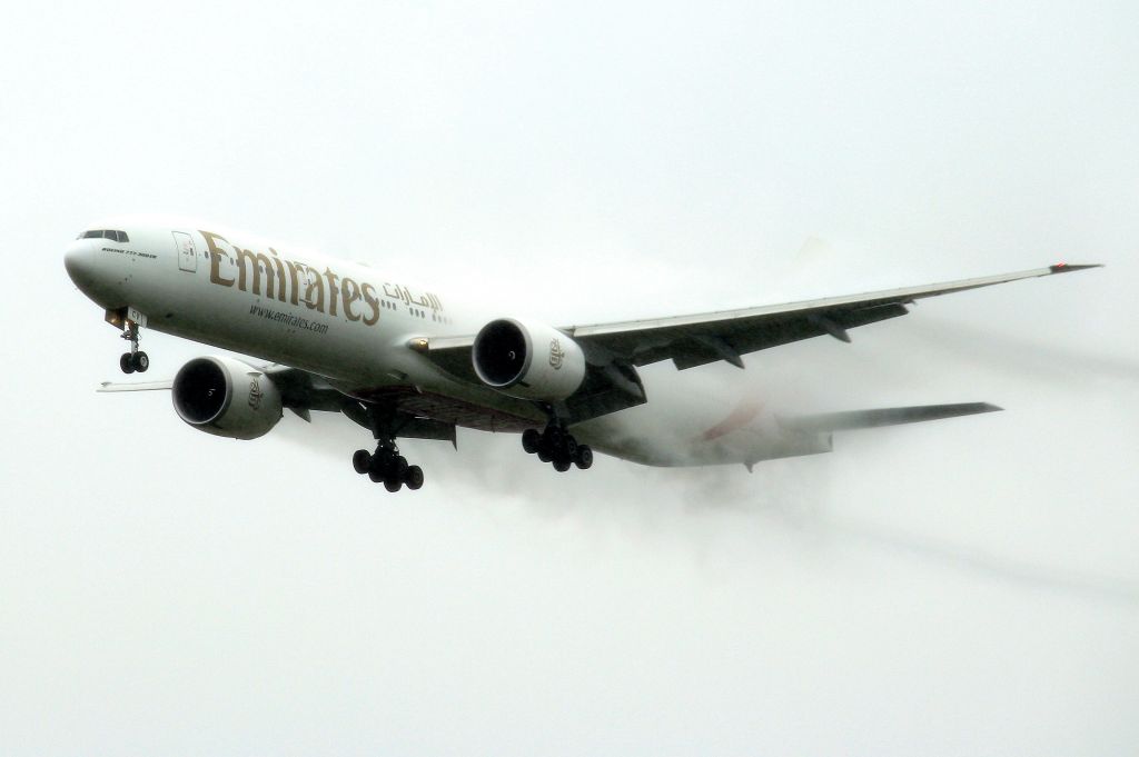 BOEING 777-300 (A6-ECV) - Emirates 237 cutting through the fog on final approach