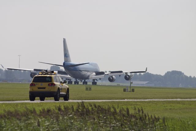 Boeing 747-400 (PH-BFV) - Polderbaan Landing. Opweg naar de Gate