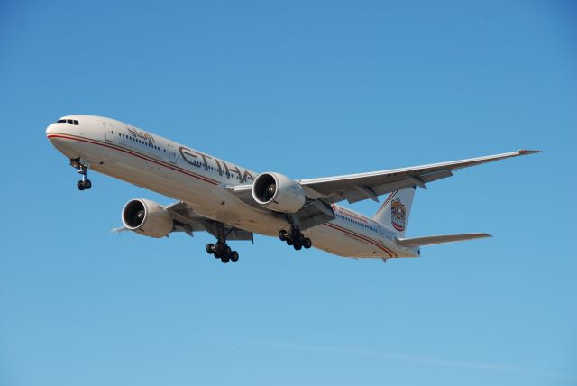 BOEING 777-300 (A6-ETE) - Nice Emirates B777 landing at YYZ on March 10/10.