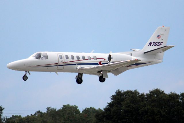 Cessna Citation V (N765F) - On short finals for rwy 25 on 17-Oct-22 arriving from KISP.