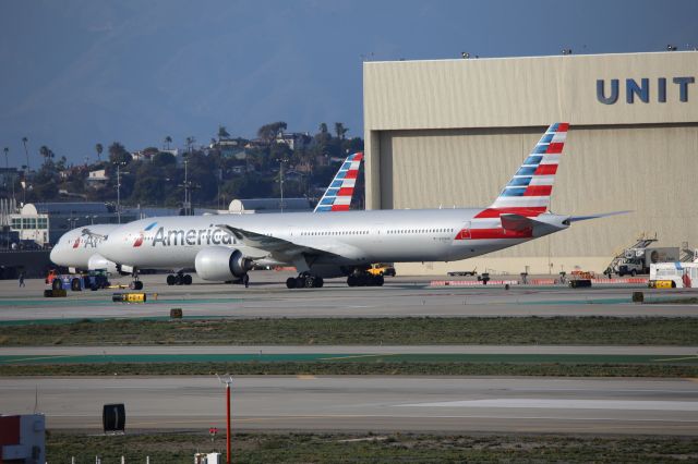 BOEING 777-300ER (N729AN)